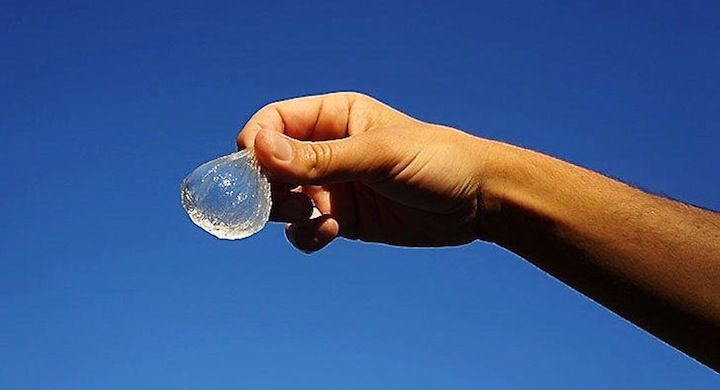 Botella agua comestible